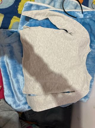 Camisa gris con estampado dorado de niñas pequeñas