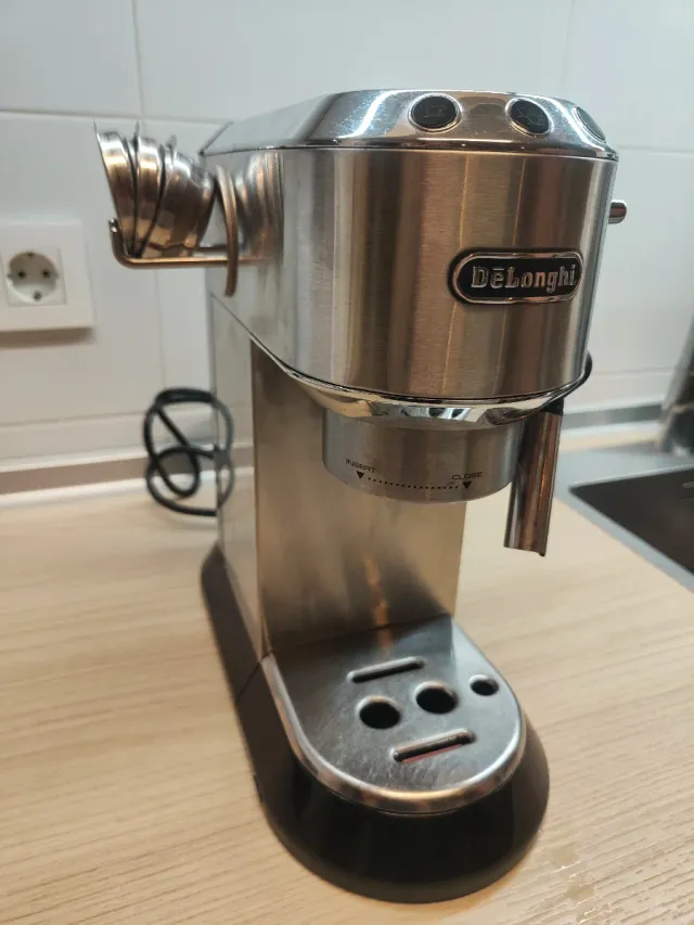 Cafetera Delonghi con accesorios