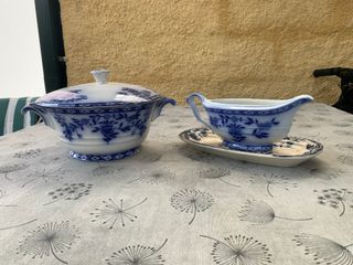 Sopera y salsera de porcelana azul y blanca