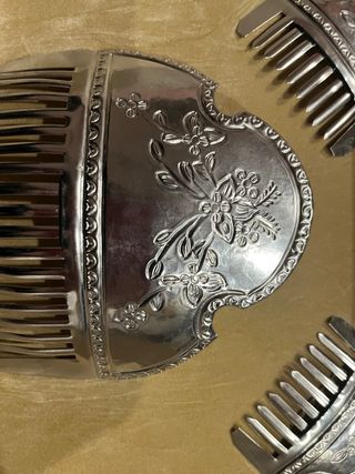 Juego de peinetas plateadas para niña