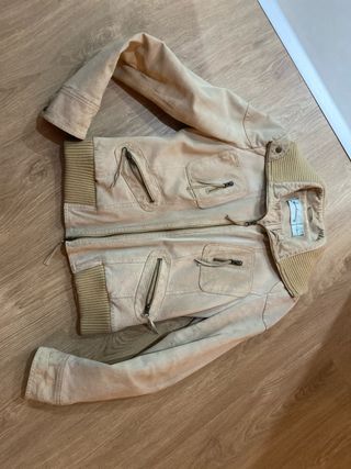 Chaqueta Stradivarius piel vuelta beige. Talla L.