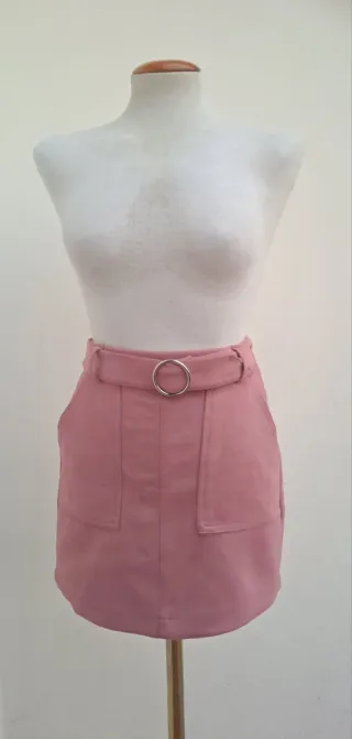 Falda corta rosa con cinturón