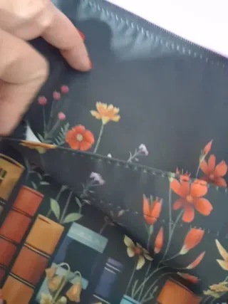 Funda de libros con flores