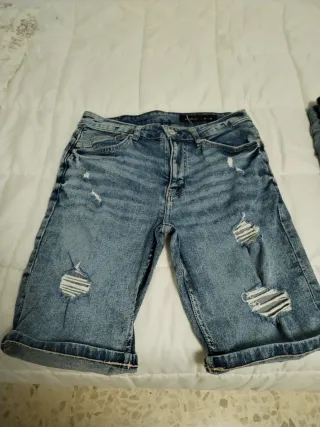 Pantalones cortos vaqueros desgastados