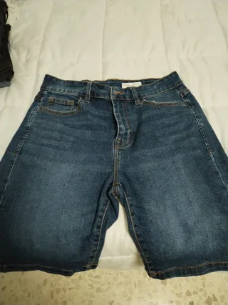 Pantalones cortos vaqueros desgastados