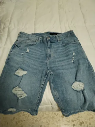 Pantalones cortos vaqueros desgastados