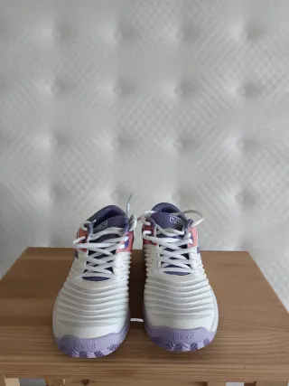 Zapatillas pádel/tenis Munich  blancas y moradas.