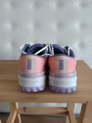 Zapatillas pádel/tenis Munich  blancas y moradas.