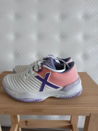 Zapatillas pádel/tenis Munich  blancas y moradas.