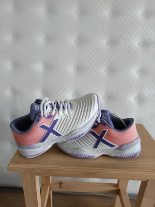 Zapatillas pádel/tenis Munich  blancas y moradas.
