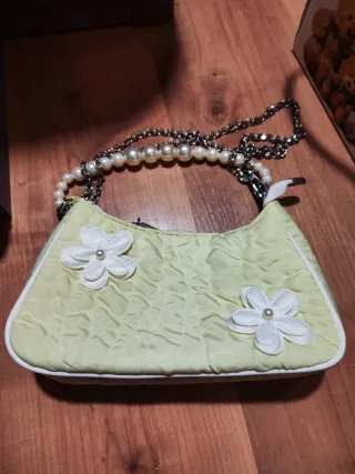 Bolso de mano verde con perlas y flores