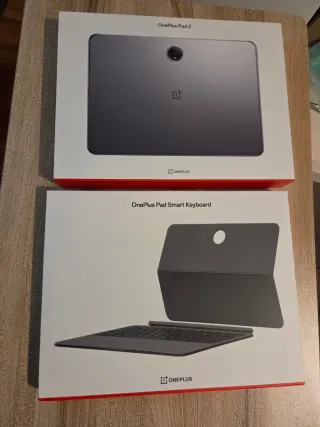 Tablet OnePlus Pad 2 con smart keyboard e accessor