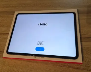 Tablet OnePlus Pad 2 con smart keyboard e accessor