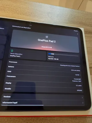 Tablet OnePlus Pad 2 con smart keyboard e accessor