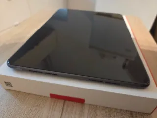 Tablet OnePlus Pad 2 con smart keyboard e accessor