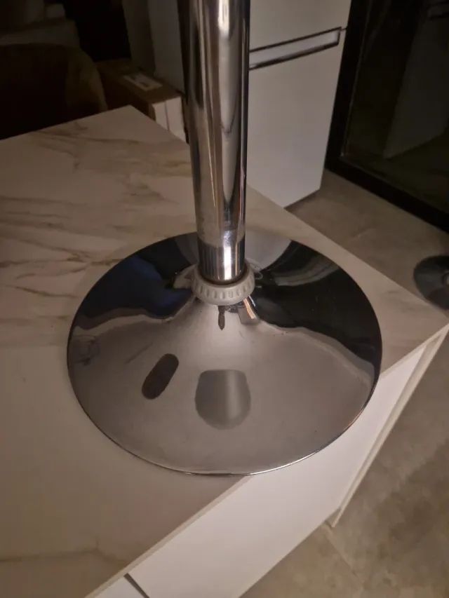 Mesa alta y 2 taburetes plateados