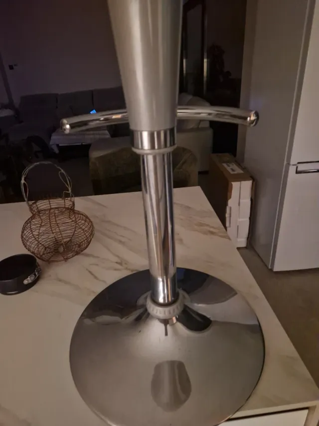 Mesa alta y 2 taburetes plateados