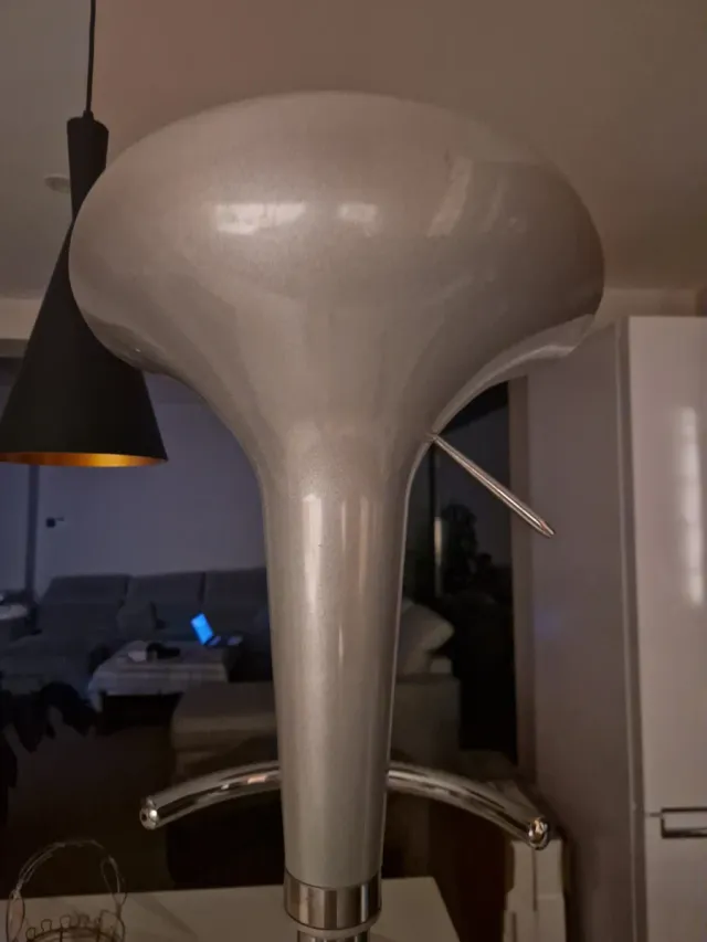 Mesa alta y 2 taburetes plateados