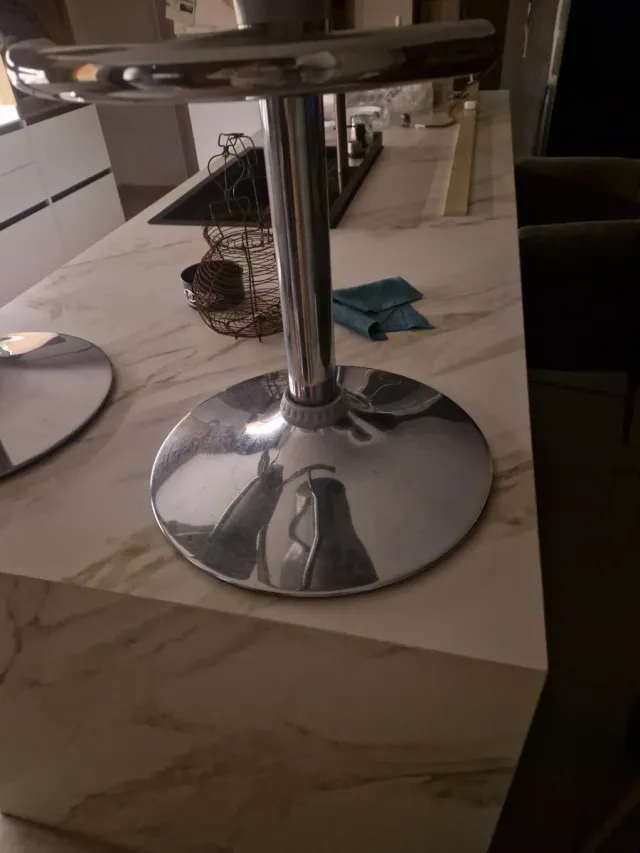 Mesa alta y 2 taburetes plateados