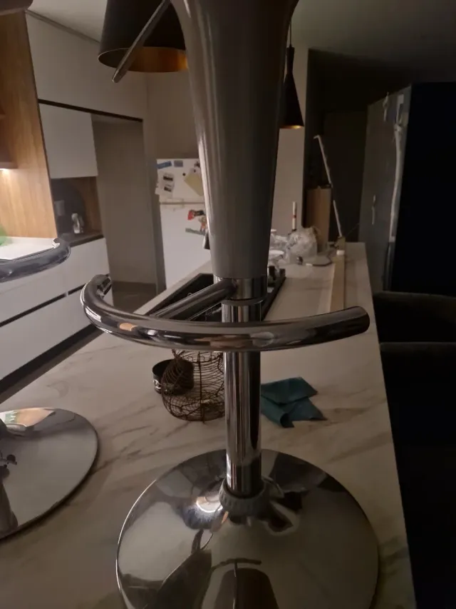 Mesa alta y 2 taburetes plateados