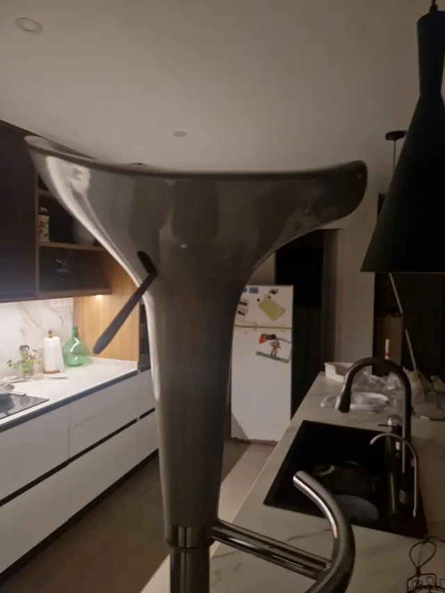 Mesa alta y 2 taburetes plateados