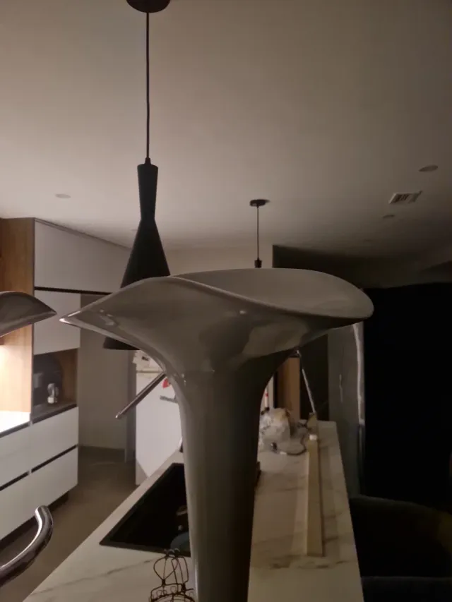 Mesa alta y 2 taburetes plateados