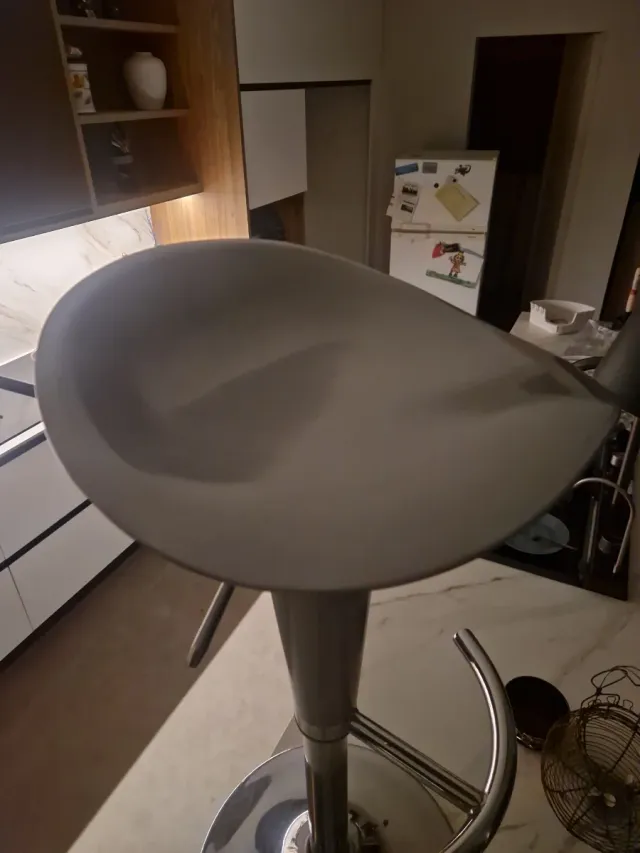 Mesa alta y 2 taburetes plateados