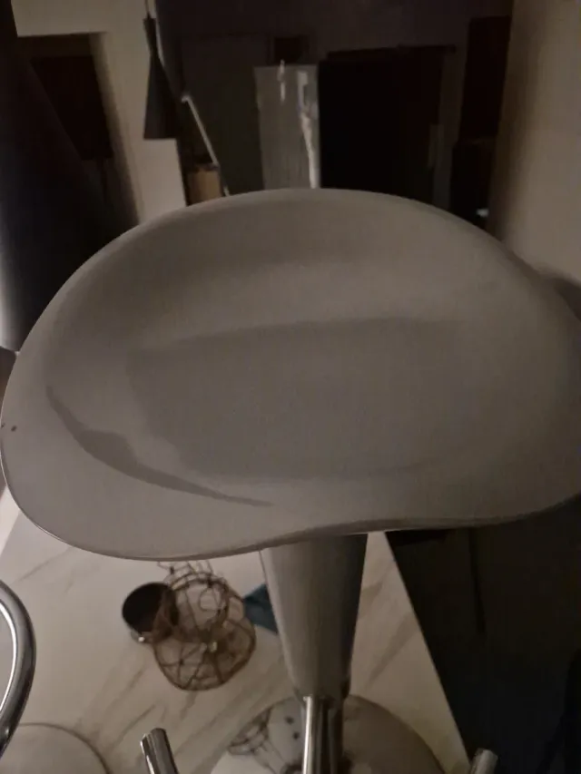 Mesa alta y 2 taburetes plateados