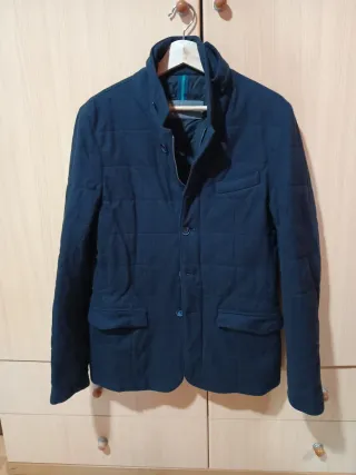 Chaqueta negra acolchada