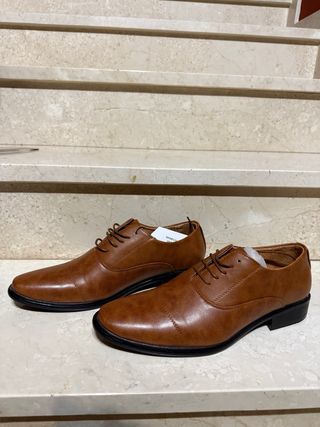 Zapatos de vestir marrones nuevos