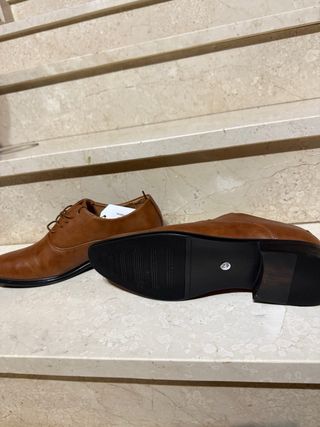 Zapatos de vestir marrones nuevos