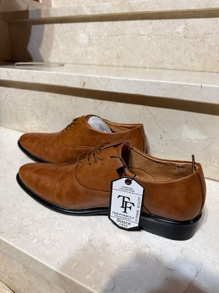 Zapatos de vestir marrones nuevos
