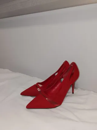 Tacones rojos elegantes con detalles transparentes