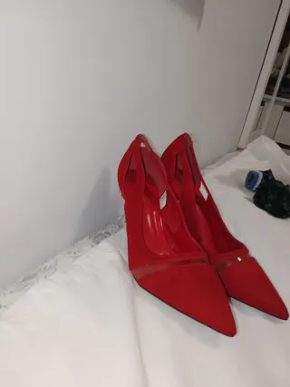 Tacones rojos elegantes con detalles transparentes
