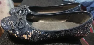 Bailarinas azules con lentejuelas y botas rosas