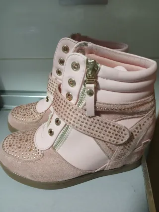 Bailarinas azules con lentejuelas y botas rosas