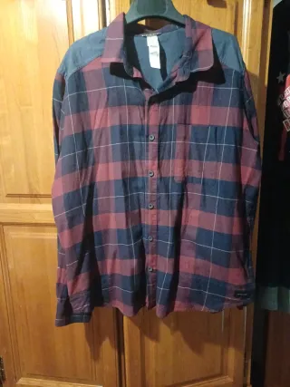 Camisa de cuadros azul y granate