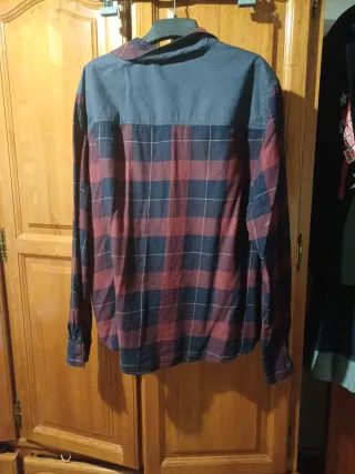 Camisa de cuadros azul y granate