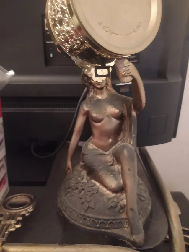 Reloj de metal dorado