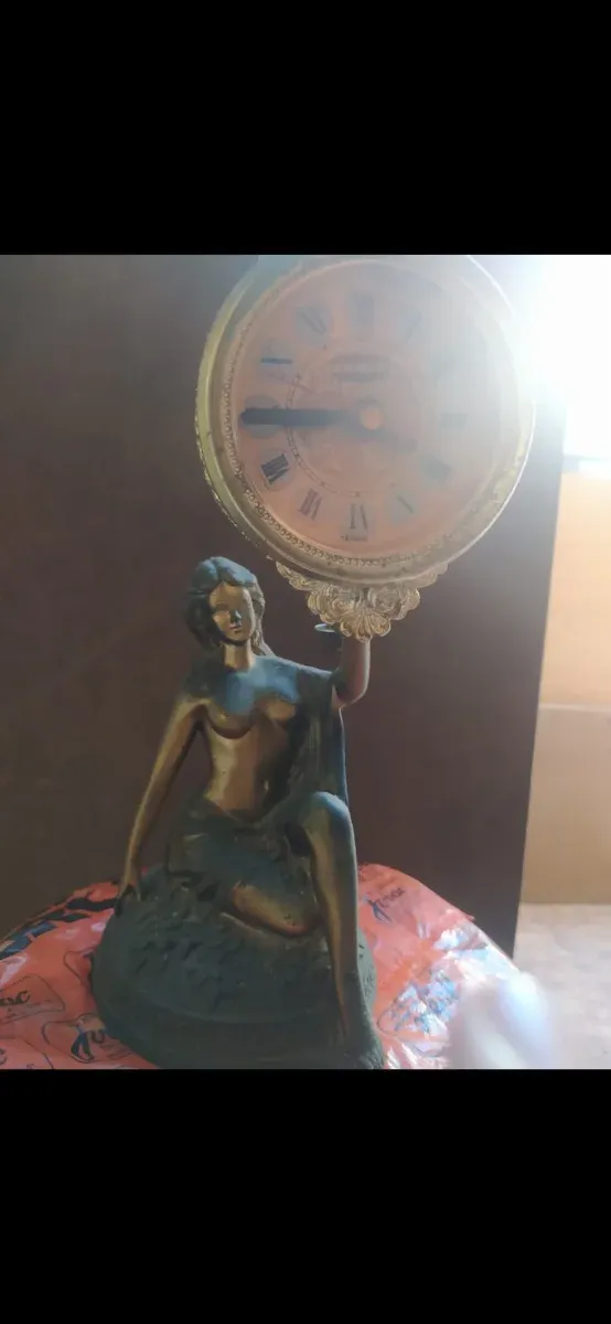 Reloj de metal dorado