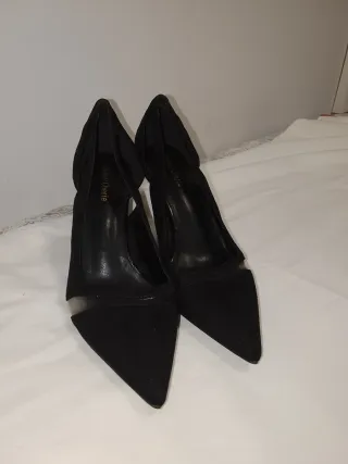 Tacones negros elegantes sin estrenar