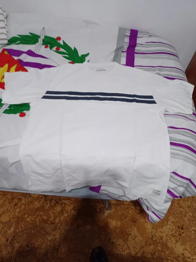 Camiseta Pull&Bear Blanca con rayas azul marino