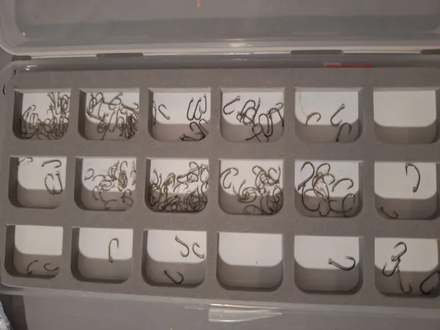 Caja de anzuelos magnetica+anzuelos