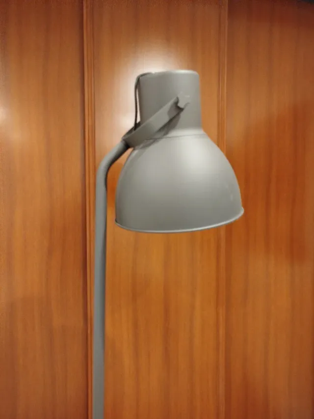 Lámpara de pie gris metálica