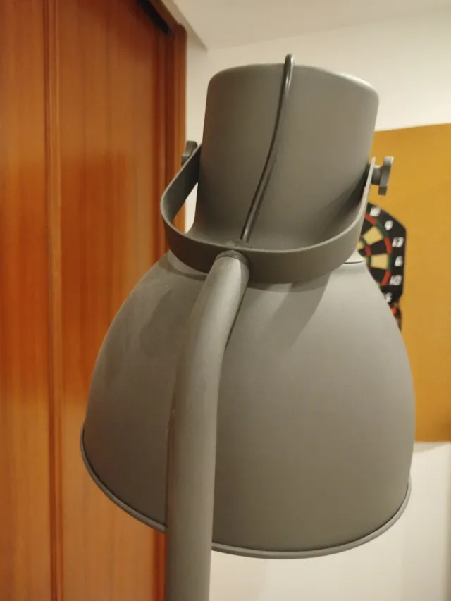 Lámpara de pie gris metálica