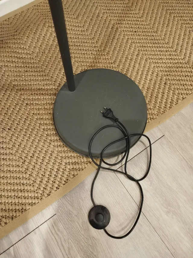 Lámpara de pie gris metálica