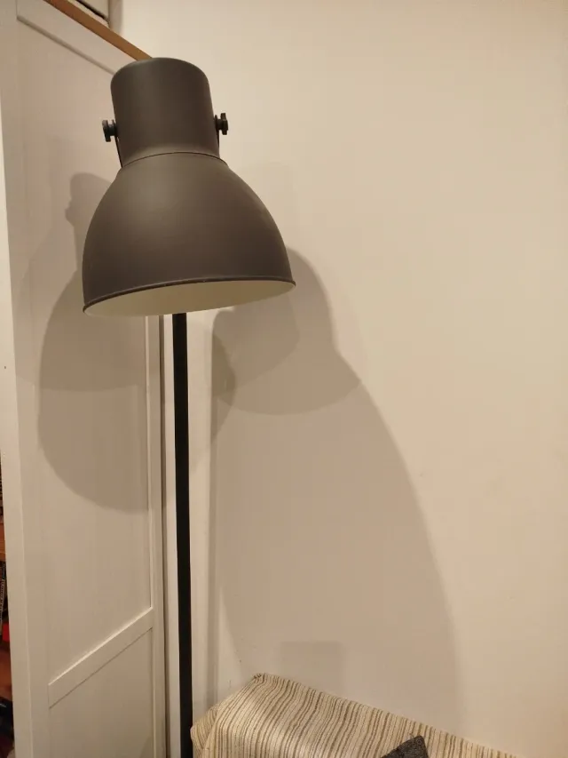 Lámpara de pie gris metálica