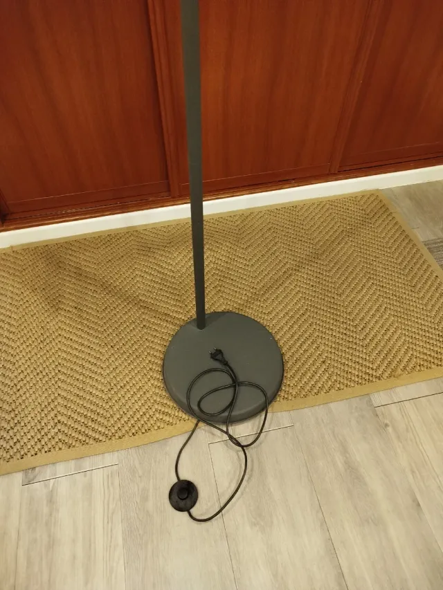 Lámpara de pie gris metálica