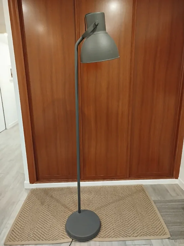 Lámpara de pie gris metálica