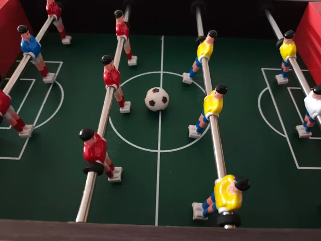 Juguete Mini futbolín de mesa con caja.
